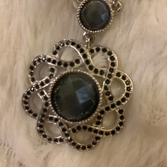 V&A Hematite Necklace.Stunning.Black velvet - Picture 6 of 7